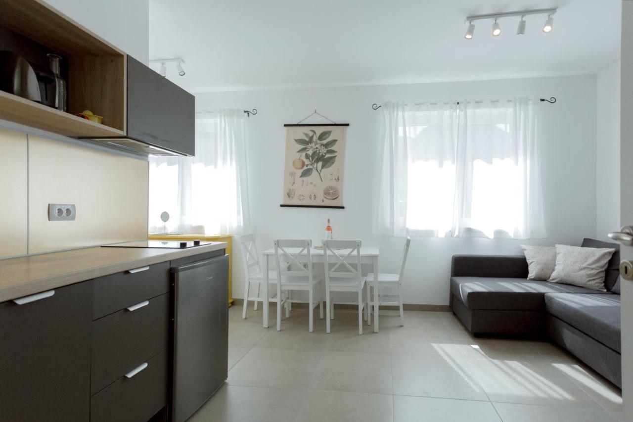 Apartments Ivica Оміш Екстер'єр фото