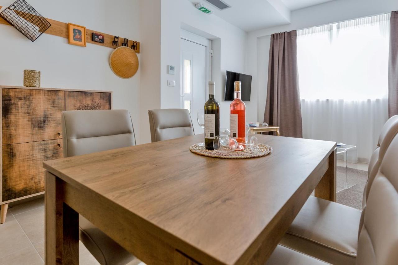 Apartments Ivica Оміш Екстер'єр фото