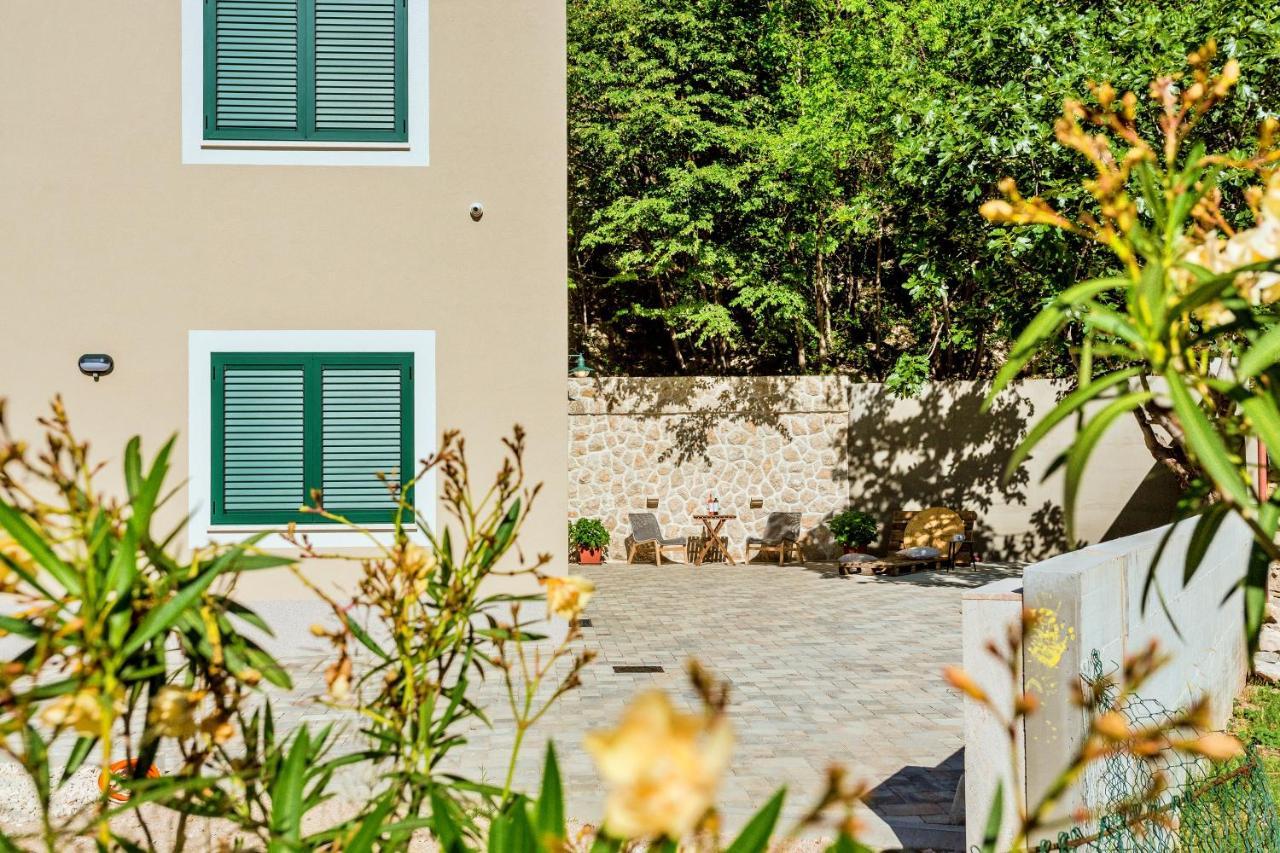 Apartments Ivica Оміш Екстер'єр фото